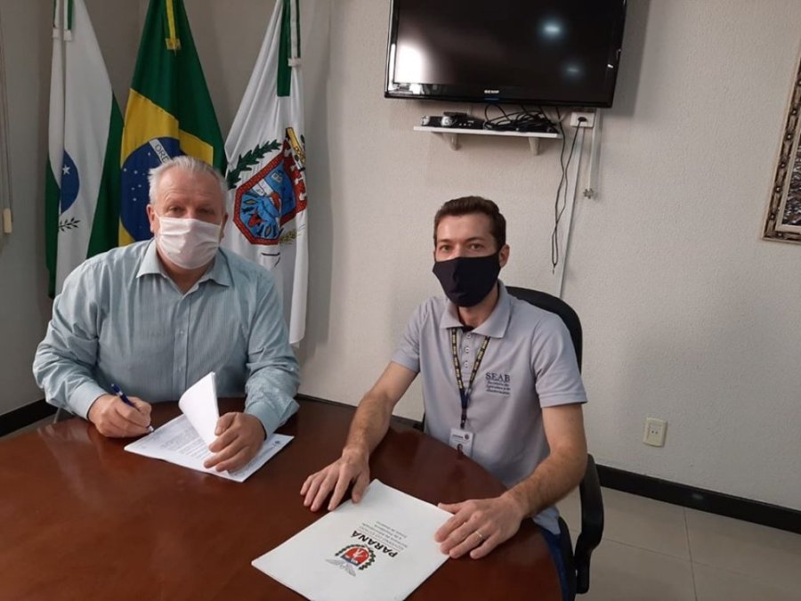 Prefeito Assina Conv�nio Com a Seab para Aquisi��o de Trator