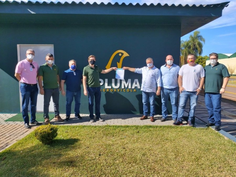 Prefeitura de Dois Vizinhos Entrega Documento de Posse Definitiva de Terreno � Pluma Agroav�cola