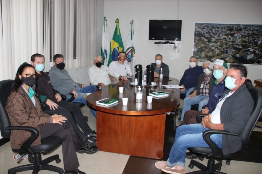 Prefeito Re�ne-se Com Lideran�as  de Entidades de Classes