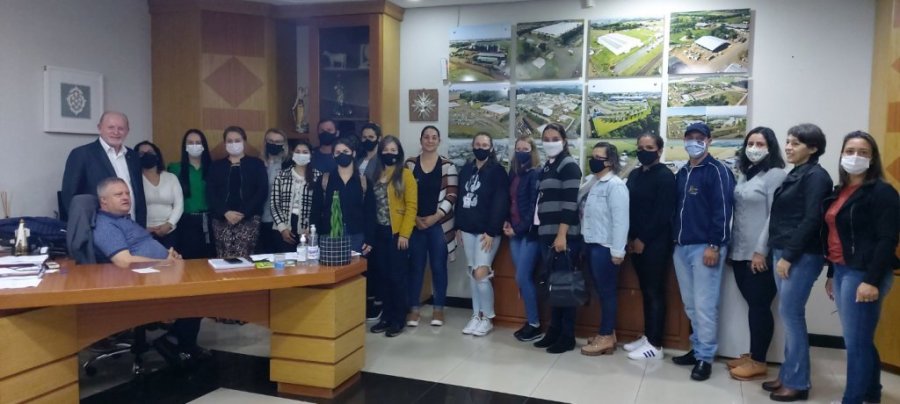Pais de Alunos do Col�gio C�vico Militar de Dois Vizinhos Novamente S�o Recebidos Pelo Prefeito