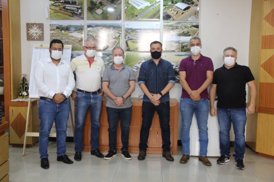 Infesta��o de Pombos na Pra�a Ary Muller Foi Assunto de Reuni�o do Prefeito Em Exerc�cio