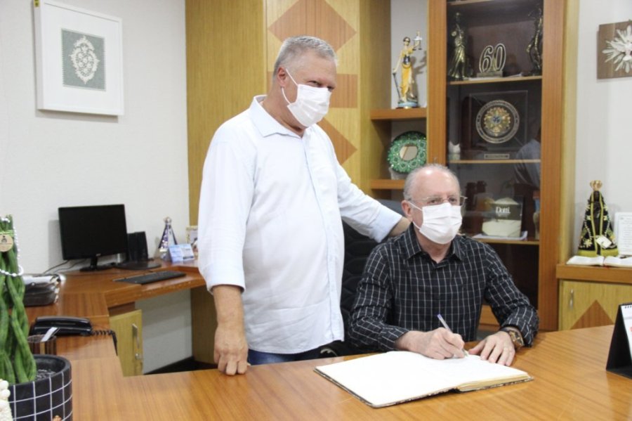 J� Com Agenda Cheia e Com Viagem Programada para Capital, Prefeito Municipal Carlinhos Turatto Retorna na Segunda-feira Ap�s 30 Dias de F�rias.