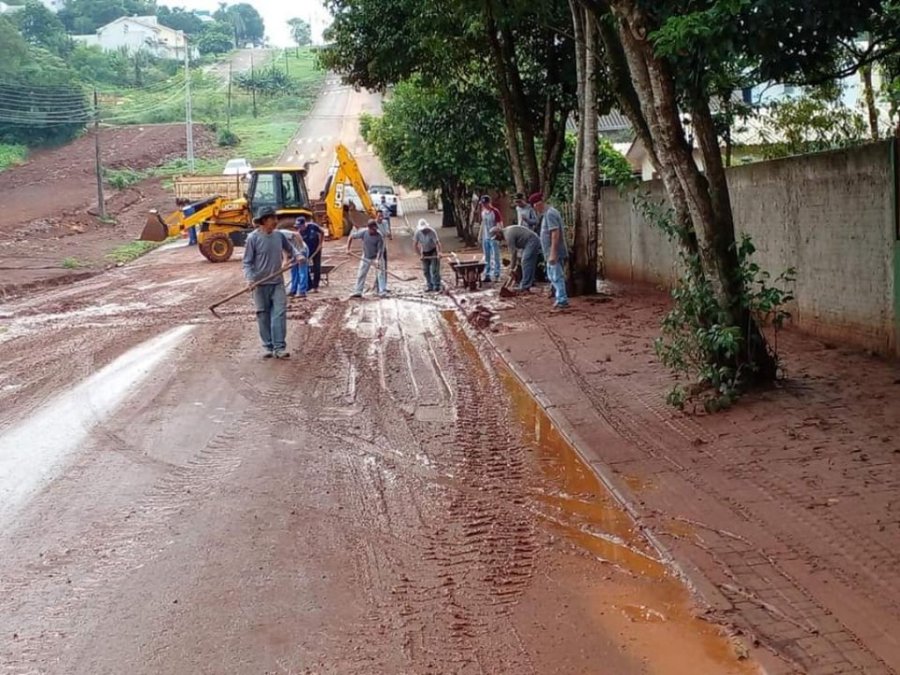 Prefeitura Realiza Limpeza das Ruas e Avenidas Ap�s Fortes Chuvas