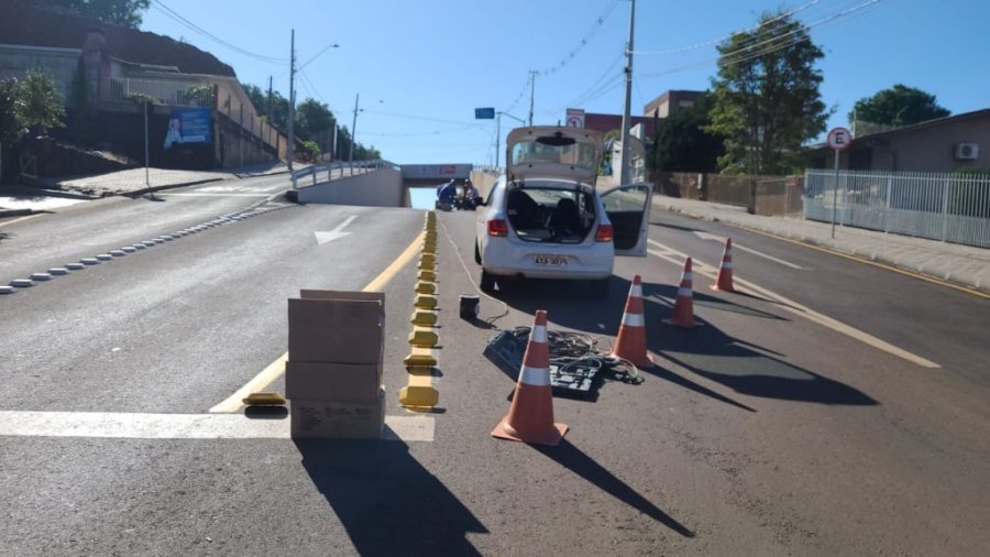 Trincheira Recebe Instala��o de Tach�es de Sinaliza��o Sentido Centro Ao Bairro Sagrada Familia.