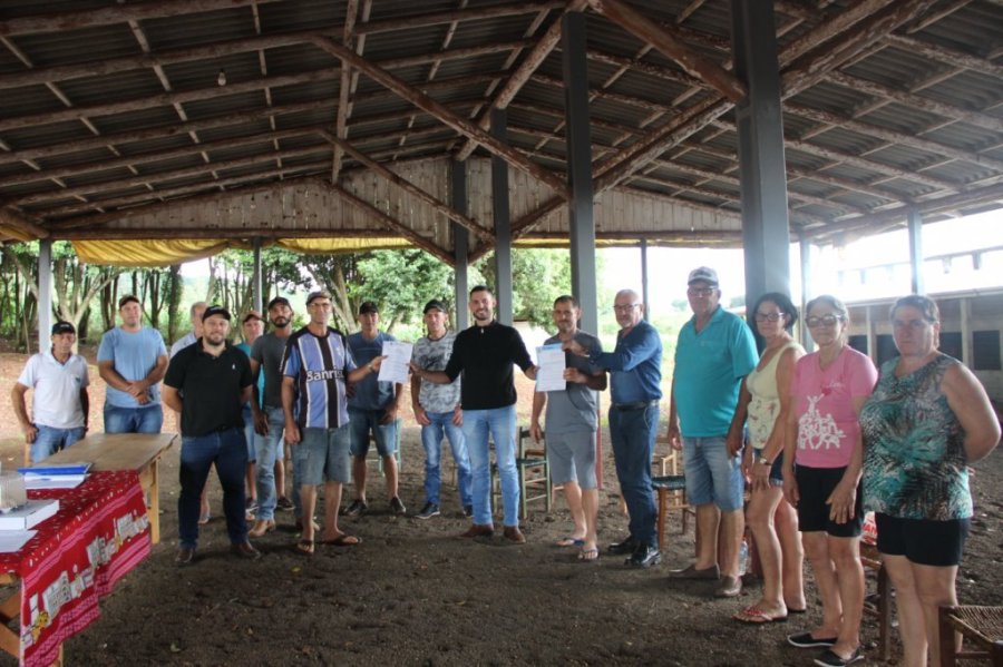 Associa��o de Agricultores da Comunidade da Boa Vista do Chopim Recebem Colhedora de Forragens por Concess�o