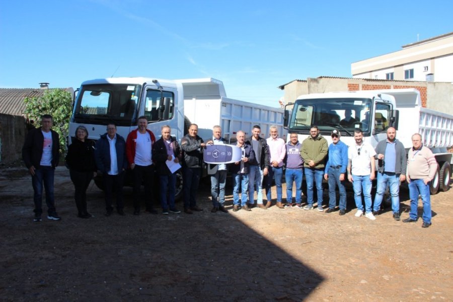 Atrav�s de Recursos Pr�prios Administra��o Municipal Adquire 2 Novos Maquin�rios