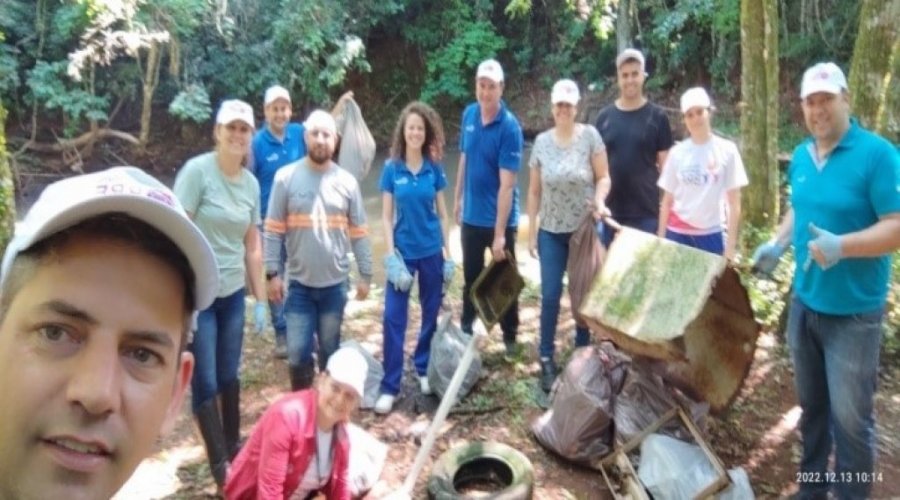 Grupo de Volunt�rios da Brf de Dois Vizinhos Realizam A��o Ambiental na Trilha do Rio Jirau no Parque Ecol�gico