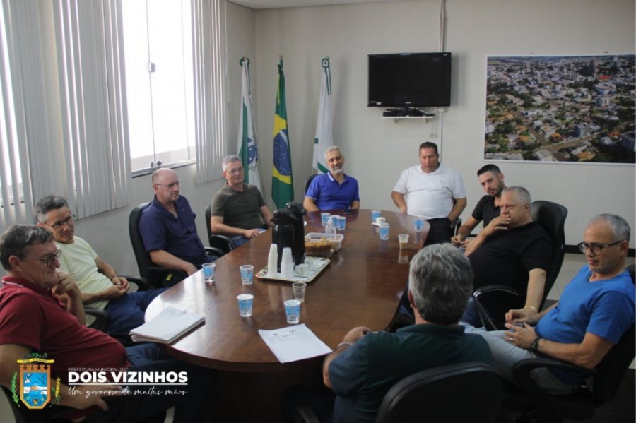Prefeito Carlinhos Turatto Recebe a Visita do Instituto �gua e Terra