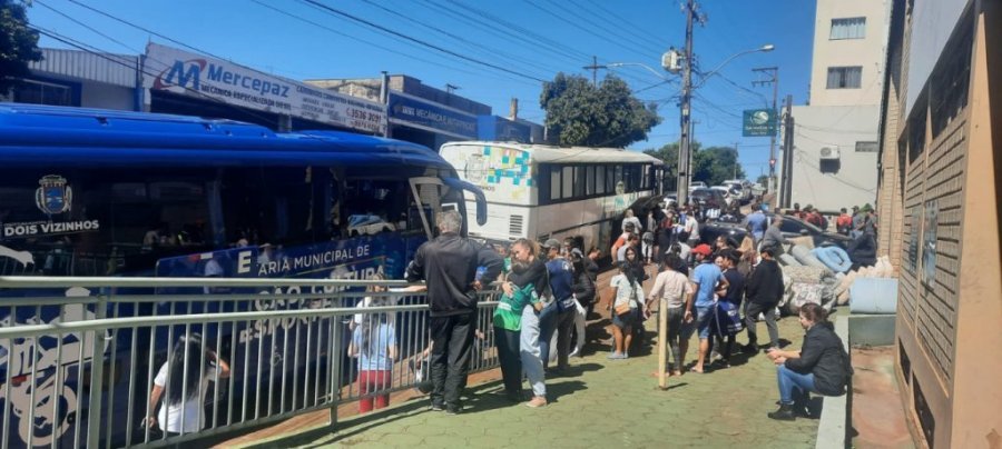 Dois Vizinhos Est� Participando dos Jogos Infantis Em Clevel�ndia.