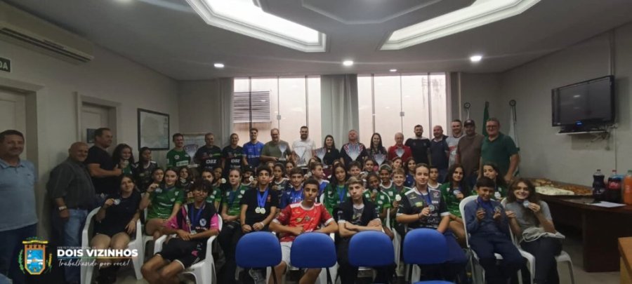 Novamente Esporte de Dois Vizinhos � Destaque e Prefeito Recebe Atletas Campe�es Em Seu Gabinete.