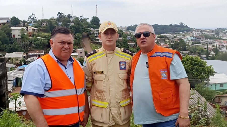 Prefeito e Tenente do Corpo de Bombeiros Unem-se na Entrega de Material para Recupera��o