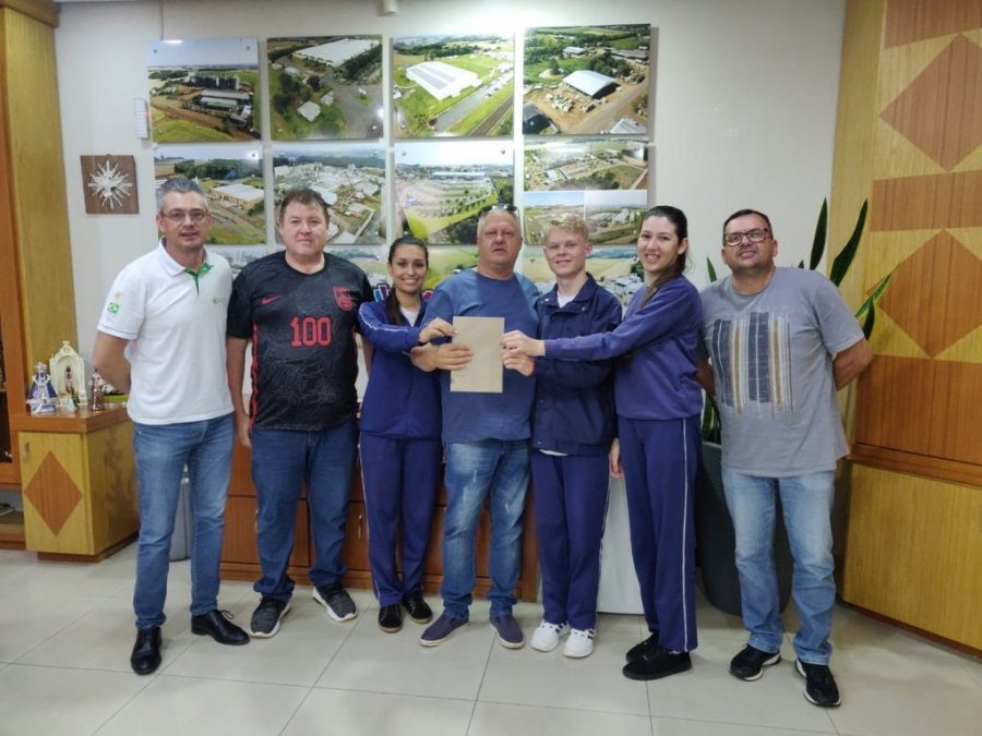 Prefeito Carlinhos Turatto Recebe Convite Especial de Formandos do Col�gio C�vico-militar