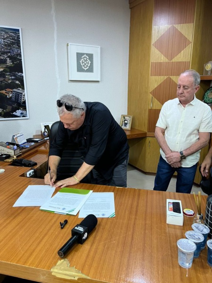 Prefeito Carlinhos Transfere o Comando do Munic�pio a Nery Maria