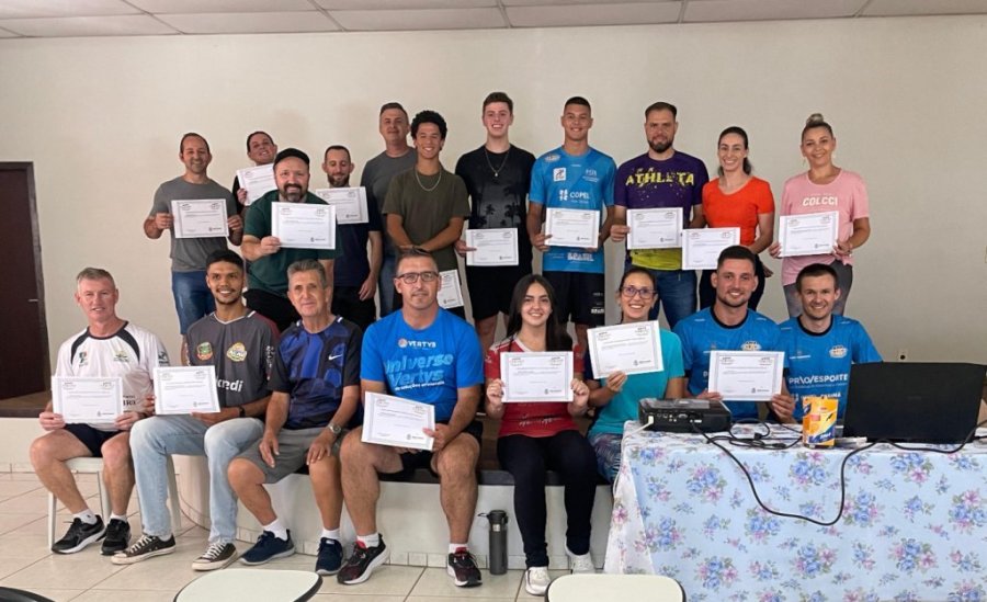 Curso de Capacita��o Em V�lei Atraiu Professores e T�cnicos para Dois Vizinhos