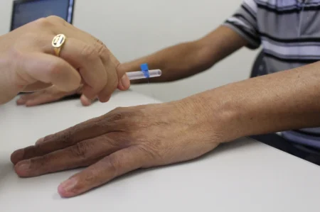 Continue lendo Cuidados de enfermagem da SORRI-BAURU �s pessoas com diabetes.