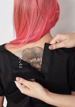 Camiseta adaptada com velcro 