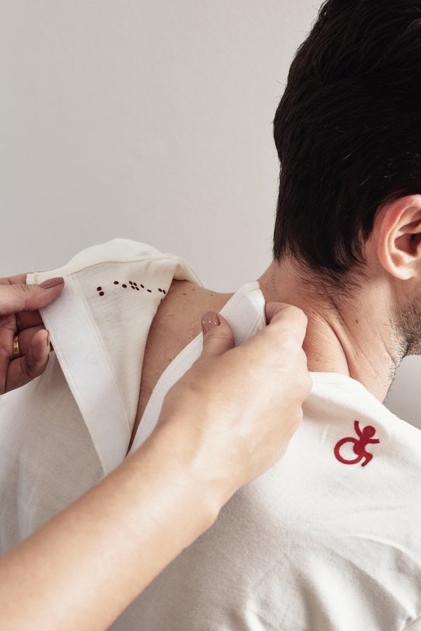 Camiseta adaptada com velcro 