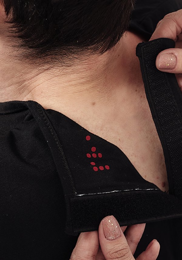 Camiseta adaptada com velcro 