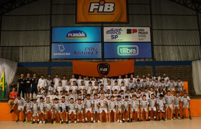FIB Futsal Bauru entrega uniformes e materiais esportivos em projeto social