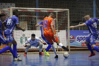 Futsal Bauru/FIB/SportBrasil.Bet perde para o Brutos de Limeira, em casa, gol anulado, que seria de empate, prejudicou a equipe bauruense.