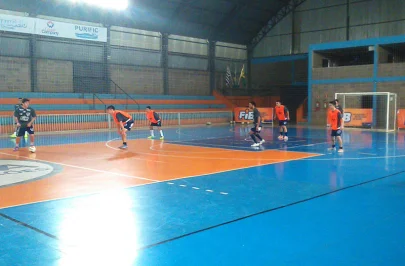 Atletas trabalham com goleiro linha em treino da A.A. FIB