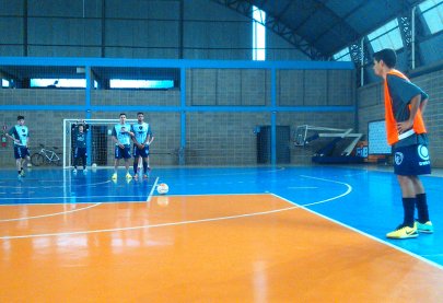 A.A. FIB treina para aperfei�oar jogadas de bola parada