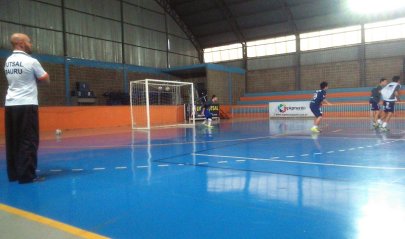 Elenco da A.A. FIB faz treino recreativo antes do jogo em Indaiatuba