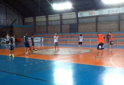 Antes do amistoso, jogadores da A.A. FIB tem treino de transio