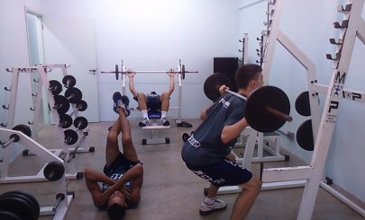 Em meio aos treinos t�ticos, jogadores da A.A. FIB trabalham na academia�