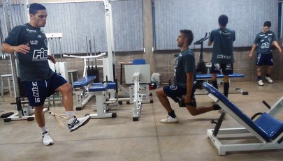 Para prevenir les�es, atletas da A.A. FIB trabalham na academia