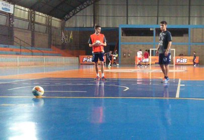 Antes do amistoso, jogadores da A.A. FIB treinam finaliza��o