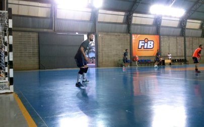 Jogadores da A.A. FIB aprimoram as linhas de defesa