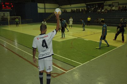 Evinho faz tr�s gols e A.A. FIB se classifica � semifinal da Copa TV Tem
