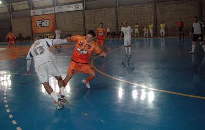 De virada, A.A. FIB derrota Assis na primeira semifinal da Copa TV Tem