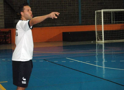 Jogadores da A.A. FIB treinam o posicionamento defensivo