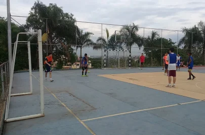 Antes da semifinal, elenco Sub-16 da A.A. FIB treina com a equipe Sub-17