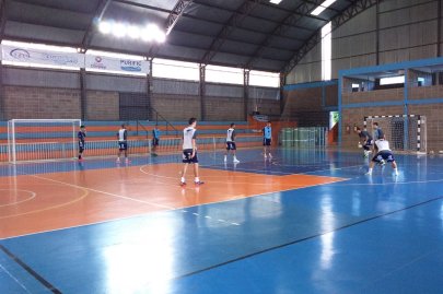 Em quadra reduzida,�A.A. FIB faz treino para�manter a posse de bola�