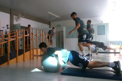 Fora de quadra, atletas da A.A. FB fazem trabalho de preven��o de les�es