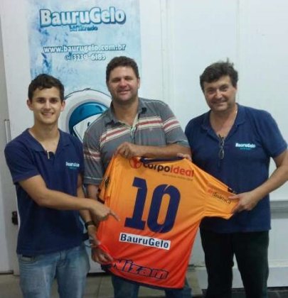 Empres�rios que apoiam a A.A. FIB recebem camisa personalizada