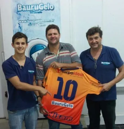 Empresrios que apoiam a A.A. FIB recebem camisa personalizada
