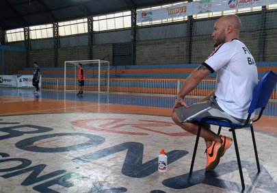 Comiss�o t�cnica da A.A. FIB faz treino espec�fico para jogadas ofensivas