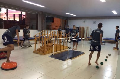 Pausa nos treinos t�ticos: jogadores da A.A. FIB fazem trabalho de propriocep��o