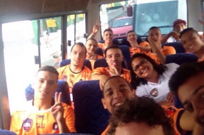 Jogos Abertos:�A.A. FIB trope�a na estreia e tenta reabilita��o�