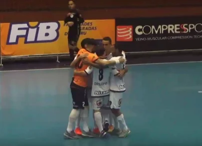 Com hat-trick e gol de goleiro, A.A. FIB vence e avana na Liga Paulista
