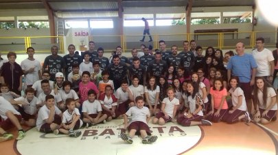 Elenco da A.A. FIB difunde a pr�tica do futsal em escola de Bauru