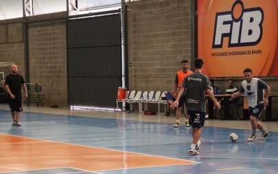 A.A. FIB�treina em dois per�odos e projeta amistoso