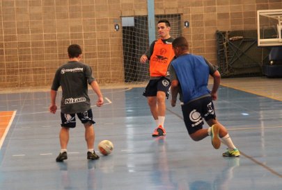 Depois de vencer como visitante, elenco da A.A. FIB treina para duelo em Bauru