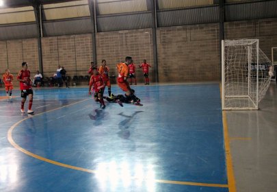 Com direito a virada, A.A. FIB vence e avan�a na Copa TV Tem