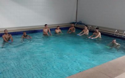 Ap�s rodada da Liga Paulista, jogadores da A.A. FIB fazem trabalho de recupera��o na piscina