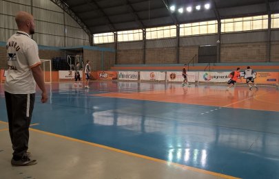 Jogadores da A.A. FIB fazem treinos intensos para n�o perderem o ritmo